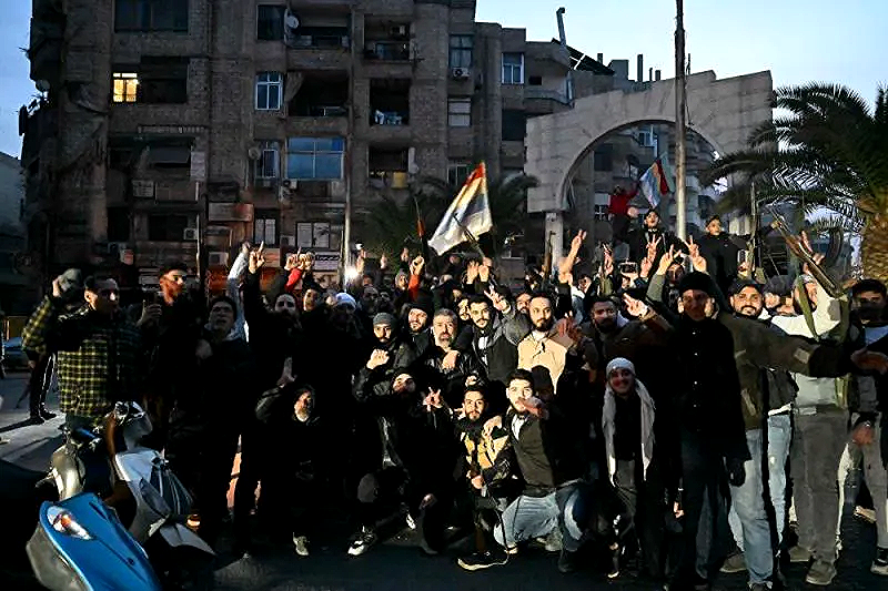 الوضع الأن  في سوريا: صراع النفوذ والاحتفالات وسط الفوضى... كل دولة عاوزه حتة تاخدها