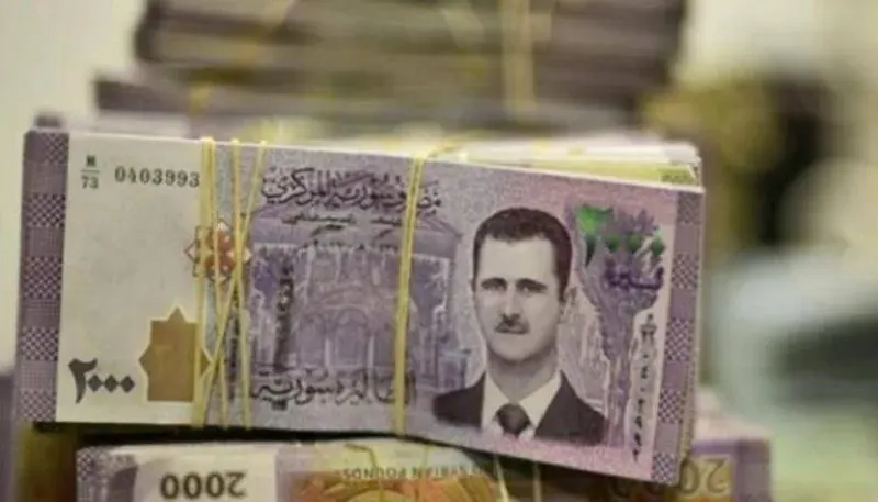 مصير اليرة السورية التي تحمل صورة بشار ووالدة وازمة اقتصادية بعد السقوط