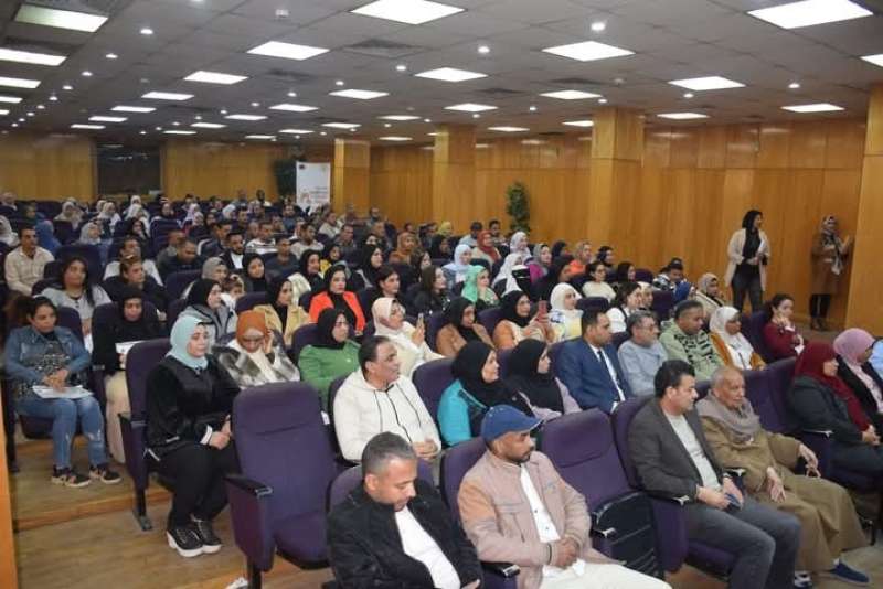 نائب محافظ الأقصر يشهد تسليم عقود منحة مشروعات ”أنت تقدر”