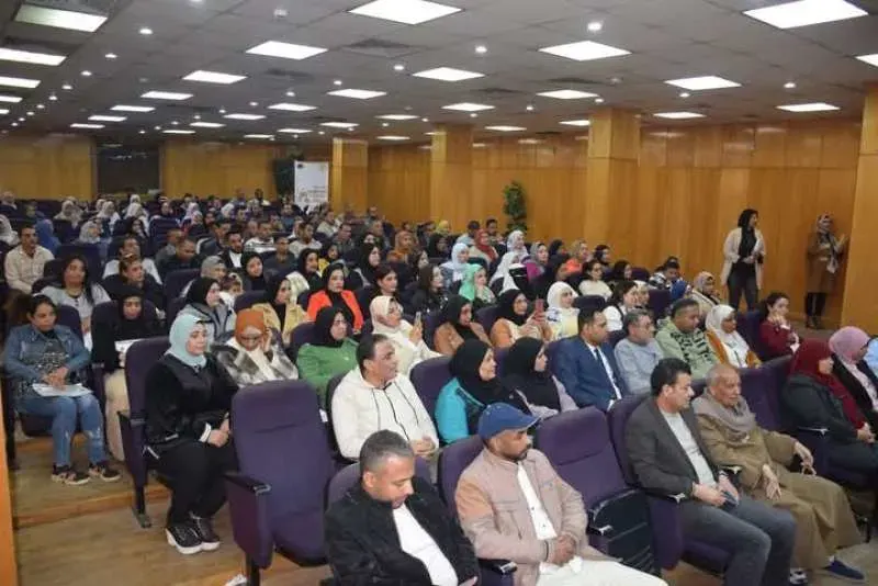 نائب محافظ الأقصر يشهد تسليم عقود منحة مشروعات ”أنت تقدر”
