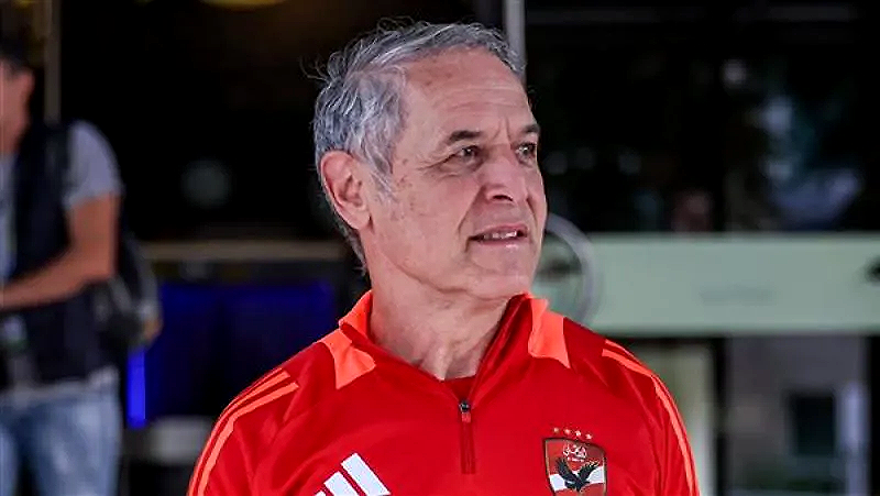 ”كأس إنتركونتيننتال” كولر يعقد محاضرة فنية مع لاعبي الأهلي قبل المران الأول