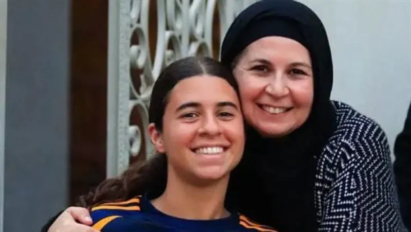 فرحة ”أم” والدة اللاعبة حبيبة عمر تشجعها خلال مباراتها في دوري السيدات (1) فرحة ”أم” والدة اللاعبة حبيبة عمر تشجعها خلال مباراتها في دوري السيدات (1)