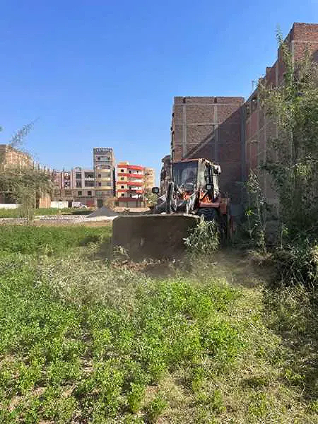 إزالة تعديات على عدد من الطرق المتفرعة بمنطقة حوض 18 بمدينة الأقصر