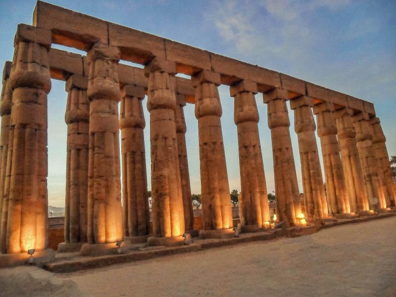 محافظ الأقصر يوجه بإنارة معبد الأقصر يوميًا لدعم السياحة