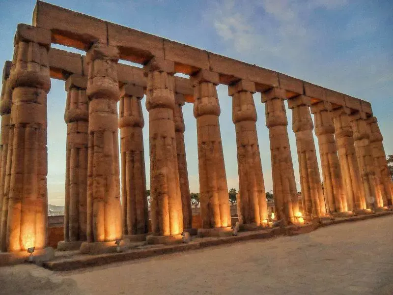محافظ الأقصر يوجه بإنارة معبد الأقصر يوميًا لدعم السياحة