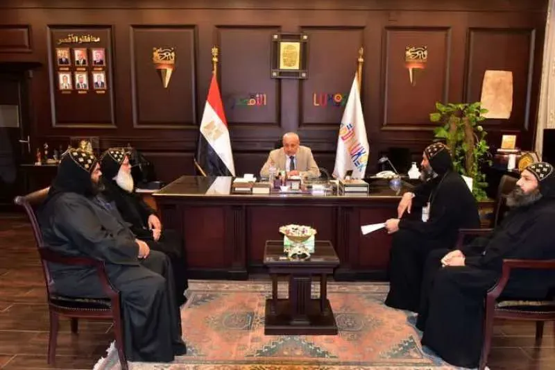 محافظ الأقصر يبحث شكاوى رهبان دير الأنبا متاؤوس الفاخورى بإسنا