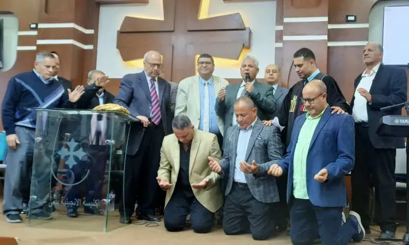 في احتفال بهيج: رسامة ثلاثة شيوخ بالكنيسة الإنجيلية ببني عبيد