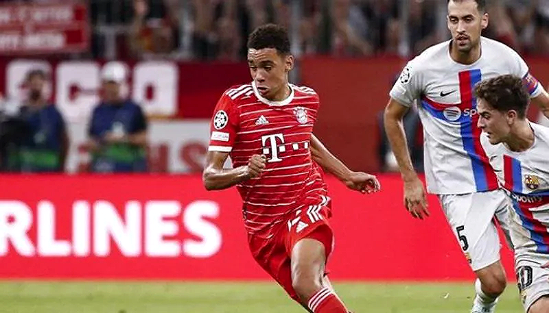 جمال موسيالا يُغازل برشلونة برسائل عن ميسي وحبه للبارسا