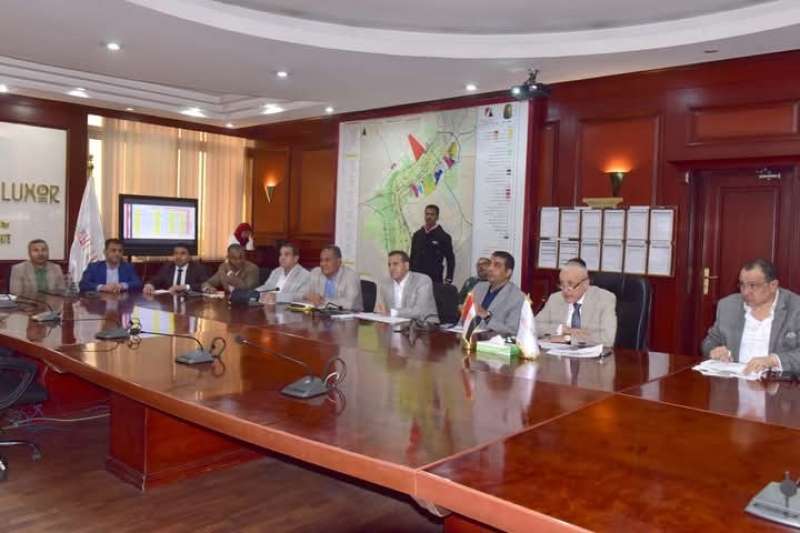 محافظ الأقصر يناقش موقف أعمال منظومة التقنين وإسترداد الأراضى