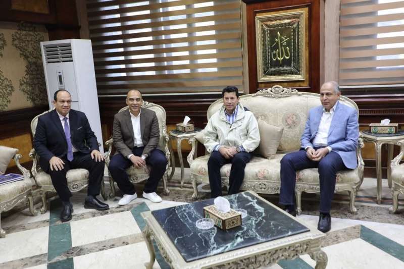 وزير الشباب والرياضة يلتقي نواب المنيا قبل  إفتتاح مشروعات رياضية جديدة