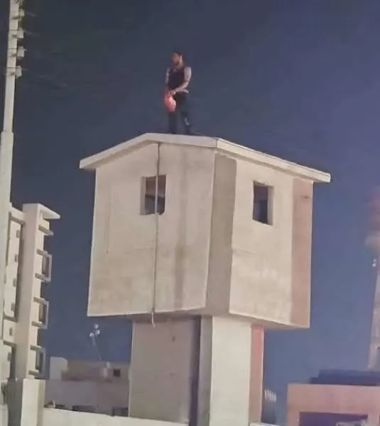 شاب يحاول إشعال النار في نفسه أعلى سور استاد المنصورة.. والدفاع المدني يتدخل لإنقاذه (1) شاب يحاول إشعال النار في نفسه أعلى سور استاد المنصورة.. والدفاع المدني يتدخل لإنقاذه (1)