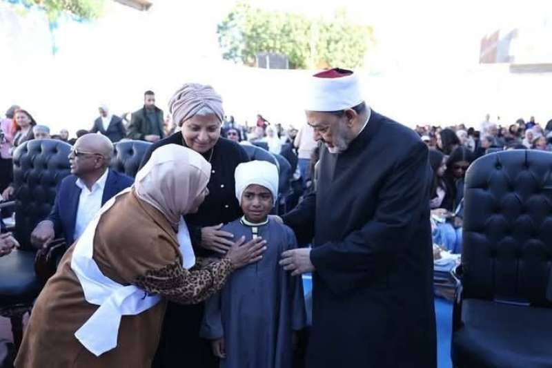 شيخ الأزهر الشريف يجبر بخاطر طفل بالصف الثاني الإبتدائي  ويستمع إلى قصيدته