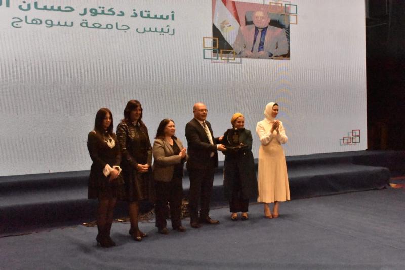 تكريم رئيس جامعة سوهاج في احتفالية مؤسسة ”حياة كريمة” باليوم الدولي للتضامن الإنساني