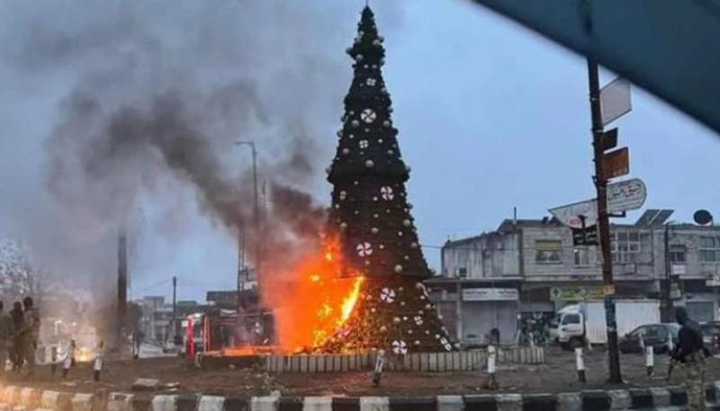 متشددون يشعلون النيران في شجرة اعياد الكريسمس في ريف حماة بسوريا