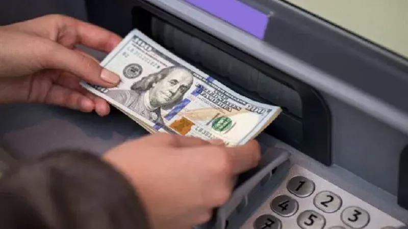 سعر الدولار يهبط أمام الجنيه في 8 بنوك خلال 7 أيام بعدما تجاوز الـ 51 جنيه