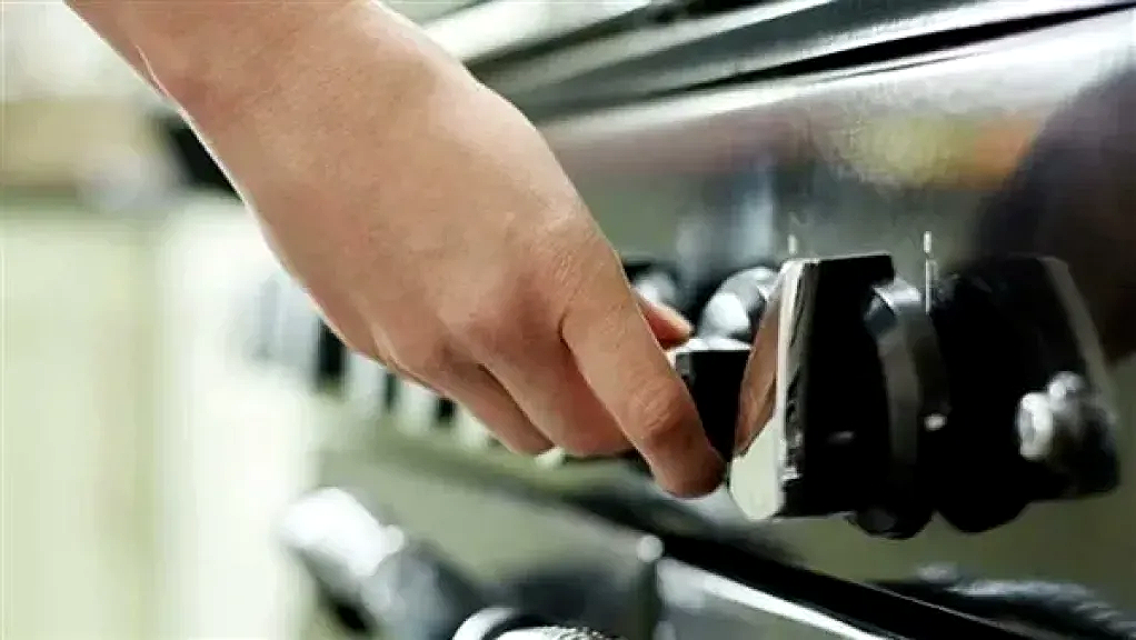 إصابة خمس أشخاص من أسرة واحدة بسبب تسرب الغاز داخل شقة في إمبابة (1) إصابة خمس أشخاص من أسرة واحدة بسبب تسرب الغاز داخل شقة في إمبابة (1)