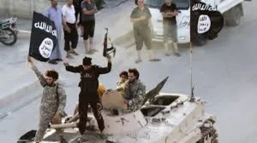 شاهد بالفيديو  علم داعش يرتفع في سوريا علنا