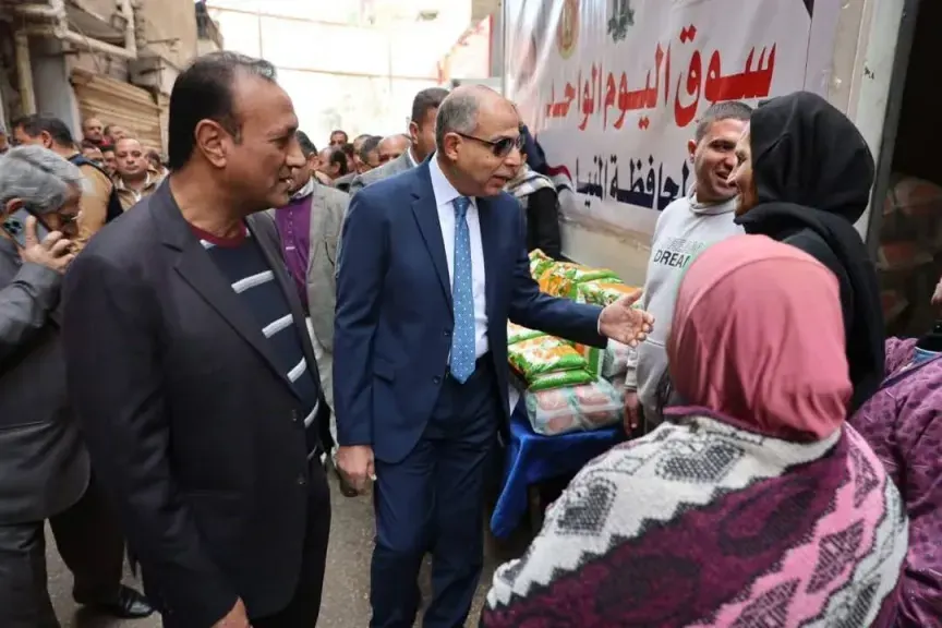 محافظ المنيا يفتتح سوق اليوم الواحد بحي غرب المدينة ضمن مبادرة ”بداية”