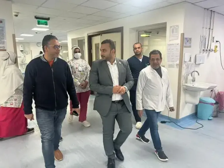 مدير هيئة الرعاية الصحية بالأقصر يفاجئ مستشفى إيزيس التخصصي بجولة ليلية (1) مدير هيئة الرعاية الصحية بالأقصر يفاجئ مستشفى إيزيس التخصصي بجولة ليلية (1)