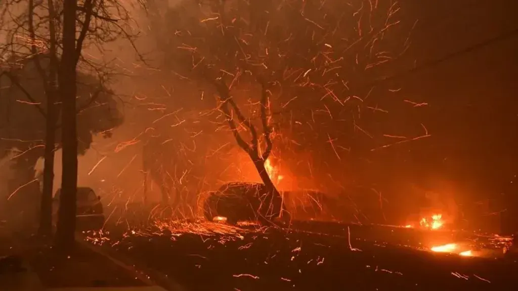 ”حرائق لوس أنجلوس تتسبب في إخلاء آلاف السكان ووقف موسم جوائز هوليوود”