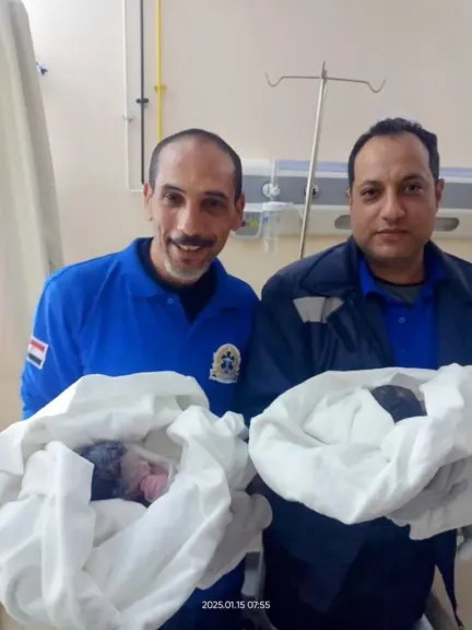 بطولة على الطريق: إسعاف مصرية تلد توأمًا وسط الضباب بمحافظة الإسماعيلية