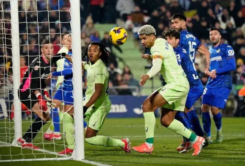 تعثر جديد لبرشلونة في الدوري الإسباني بتعادل مخيب مع خيتافي