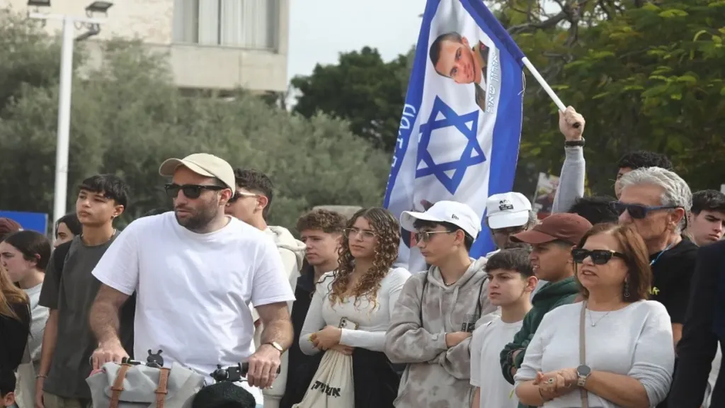 إسرائيل تستعد لتسلم ثلاث رهينات عبر معبر نتساريم في إطار صفقة ”طوفان الأقصى”