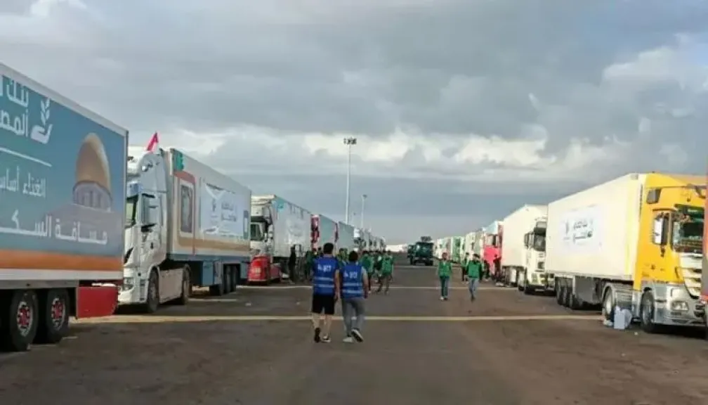 شاحنات المساعدات الإنسانية تصطف أمام معبر رفح لدخول غزة وسط أزمة إنسانية خانقة