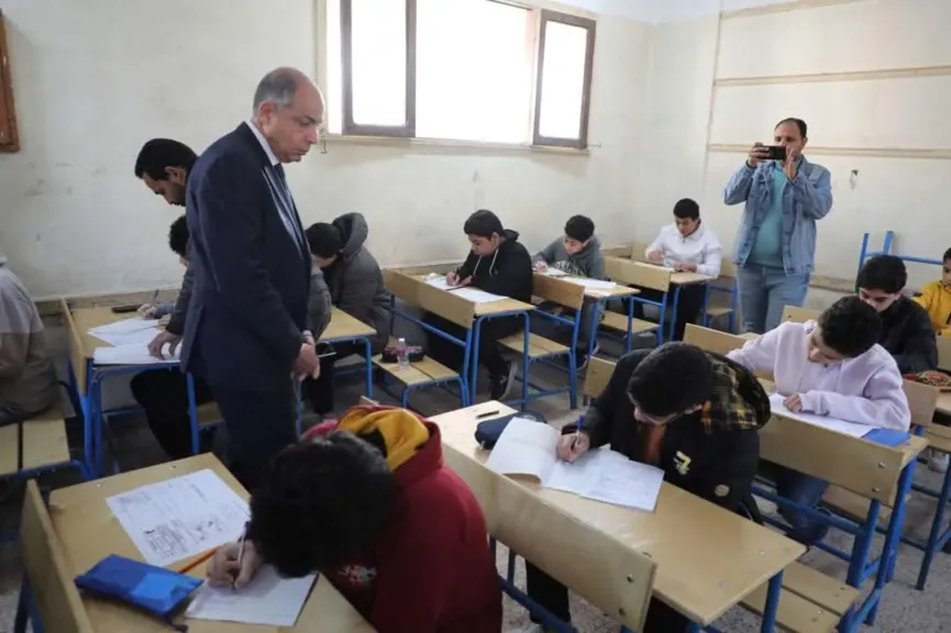 محافظ المنيا يتفقد لجان امتحانات الشهادة الإعدادية