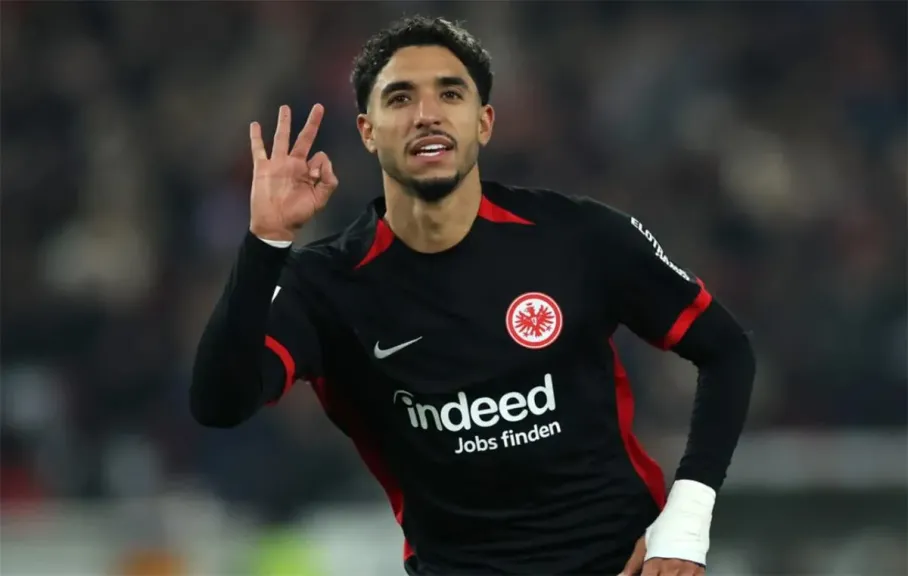 المصريون على مواقع التواصل الاجتماعي يوجهون رسالة لعمر مرموش: ”يابخت الستي بيك يا ابني”