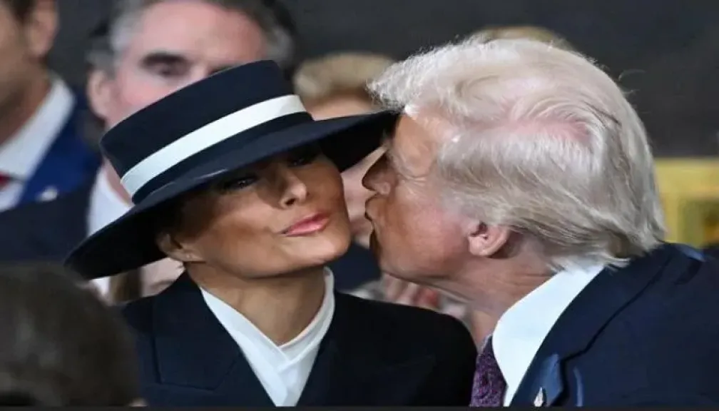 مراسم تنصيب ترامب: قبلة ميلانيا ”الممنوعة” تخطف الأنظار في بداية ولايته الثانية