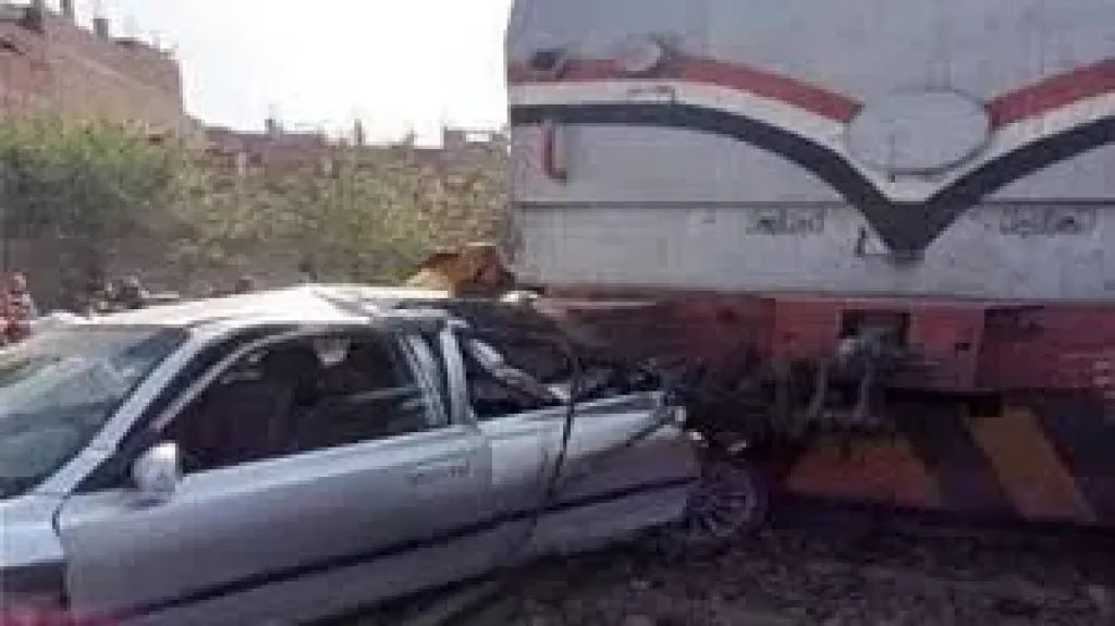 تصادم سيارتين بقطار في مزلقان نجع الخطباء بالأقصر