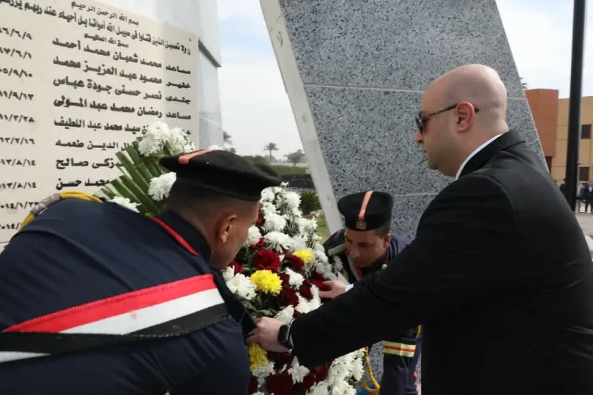 محافظ بني سويف يضع إكليل الزهورعلى النصب التذكاري للشهداء بمعسكرأبو سليم احتفالاً بعيدالشرطة الـ 73