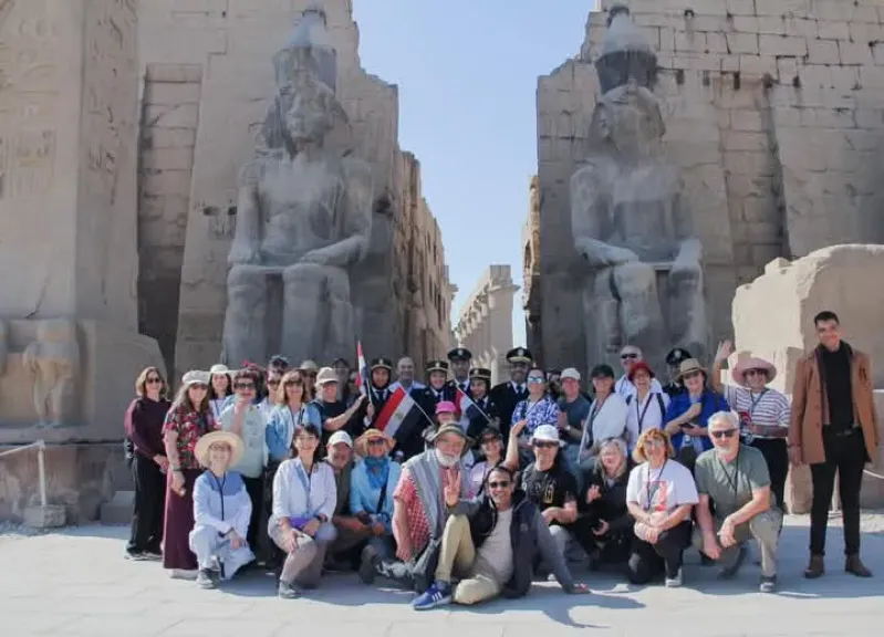 شرطة السياحة بالأقصر تحتفل بعيد الشرطة الـ73 بتوزيع الورود على السائحين وعروض البالون الطائر