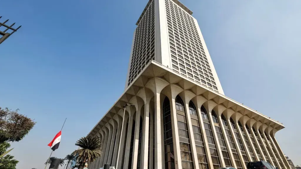 مصر ترد بحزم على تصريحات ترامب حول تهجير الفلسطينيين: تمسك بحل الدولتين ورفض قاطع للتهجير (1) مصر ترد بحزم على تصريحات ترامب حول تهجير الفلسطينيين: تمسك بحل الدولتين ورفض قاطع للتهجير (1)