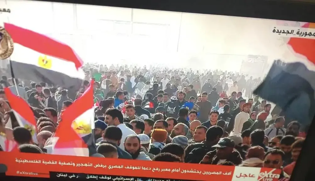عشرات الآلاف من المصريين على معبر رفح رفضًا للتهجير القسري للفلسطينيين