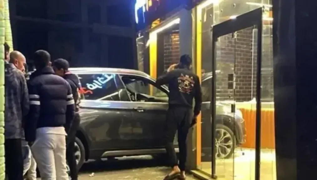 شاهد بالصور  : سيارة تقتحم مطعمًا وتسبب في  إصابة مواطنين بمحافظة بورسعيد