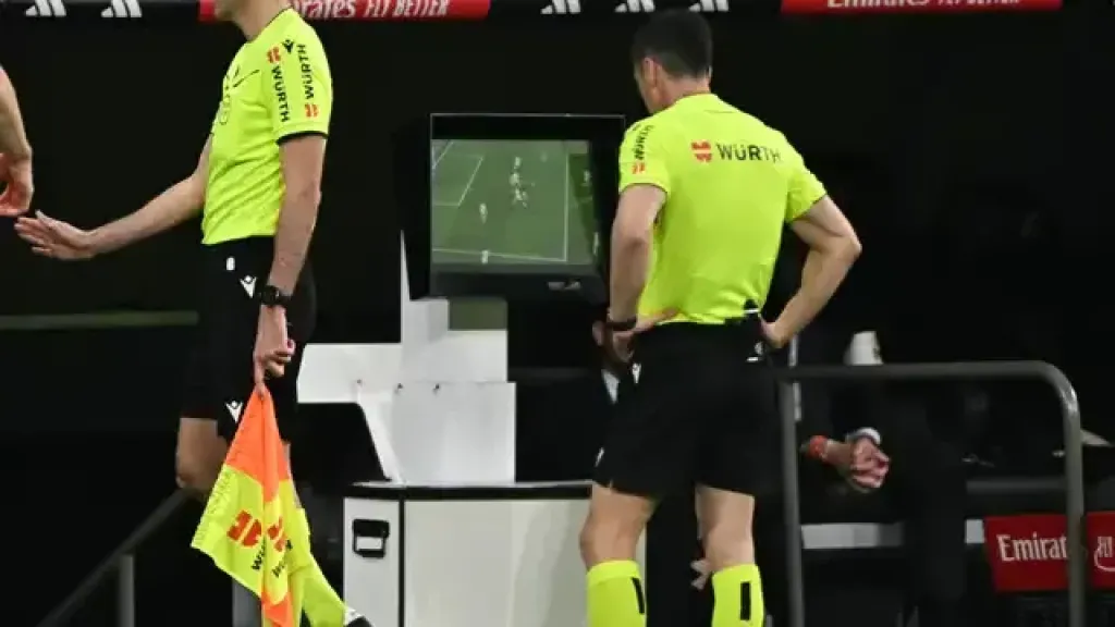 تسريب تسجيلات حكام VAR تكشف كواليس ركلة الجزاء المثيرة للجدل في ديربي مدريد