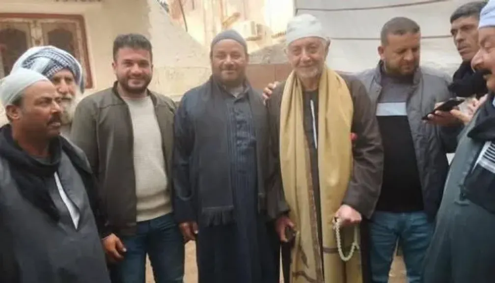 بالصور :جلسة صلح للفنان عبدالعزيز مخيون  في قرية القناوية  ودفع دية وفاة شخص