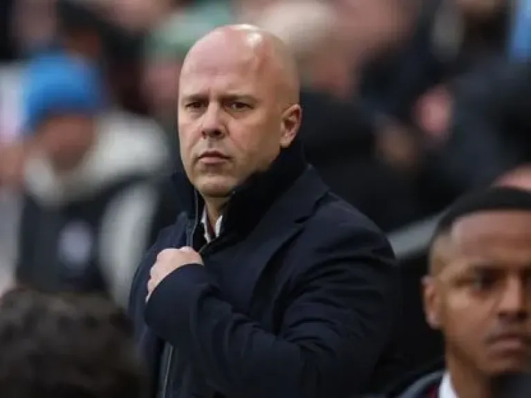 آرني سلوت يدافع عن اختياراته رغم خروج ليفربول من كأس الاتحاد الإنجليزي