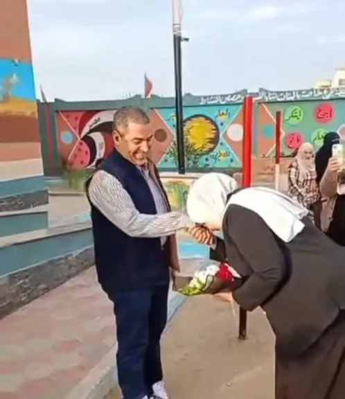 قبلت يدة في فناء المدرسة : إحالة معلمة ومدير مدرسة للتحقيق بسبب فيديو في مدرسة الحسينية بالشرقية