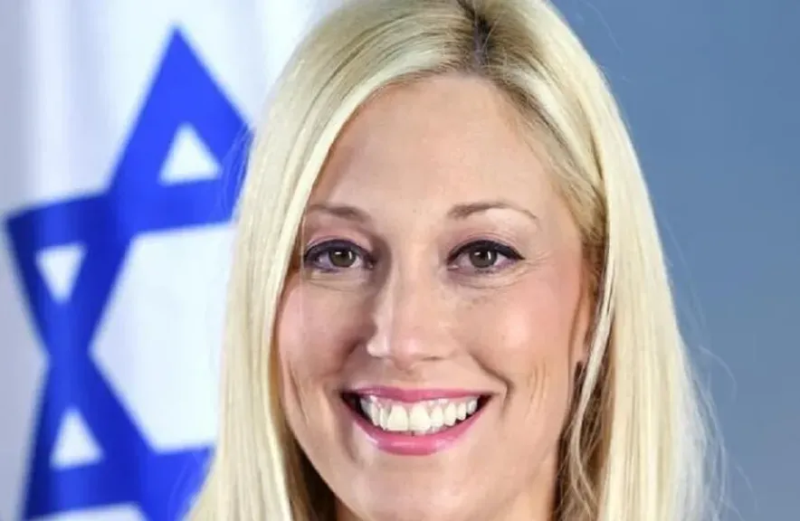 تصاعد التوتر الدبلوماسي: تحذيرات نائبة السفير الإسرائيلي السابقة من استعداد مصر العسكري