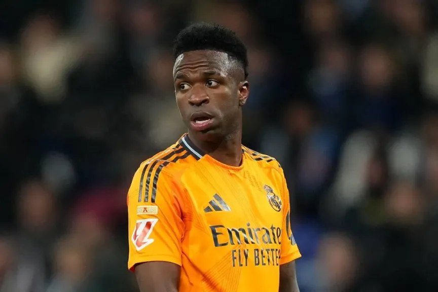 بعد العروض السعودية.. فينيسيوس يحدد  مستقبله مع ريال مدريد