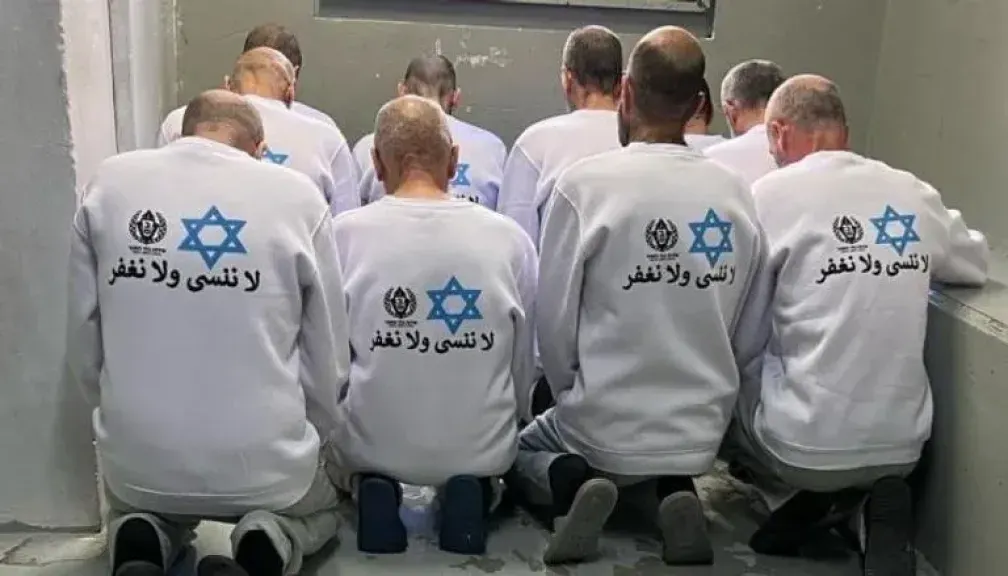 إسرائيل تفرج عن أسرى فلسطينيين وتجبرهم على ارتداء قمصان برسائل لـ”حماس” (1) إسرائيل تفرج عن أسرى فلسطينيين وتجبرهم على ارتداء قمصان برسائل لـ”حماس” (1)