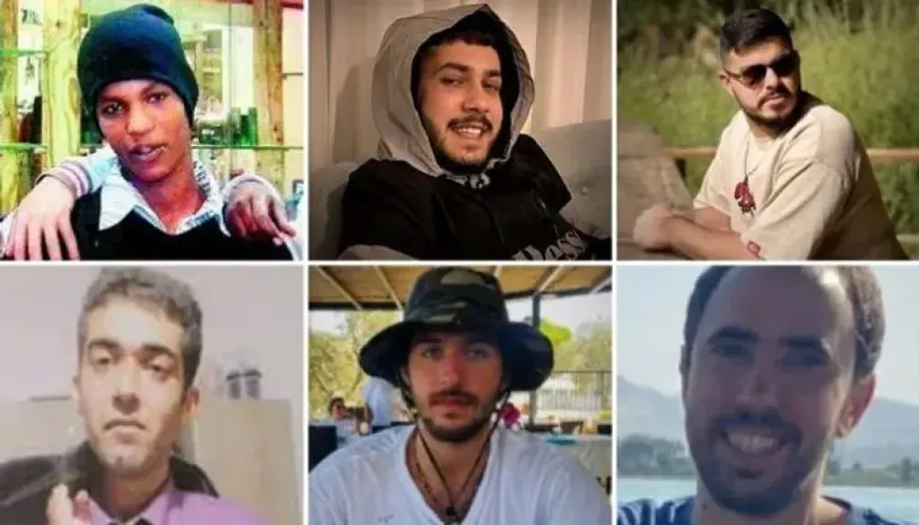 ”حماس تطلق سراح 6 رهائن إسرائيليين آخرين ضمن صفقة تبادل الأسرى” (1) ”حماس تطلق سراح 6 رهائن إسرائيليين آخرين ضمن صفقة تبادل الأسرى” (1)
