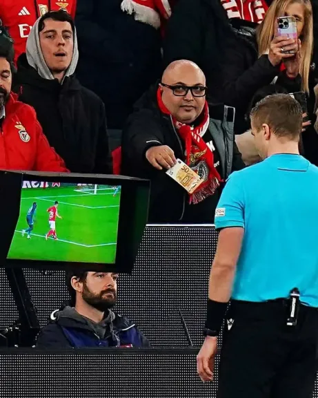 شاهد فيديو : مشجع بنفيكا يعرض 50 يورو على الحكم لتأثير على قرار ركلة الجزاء