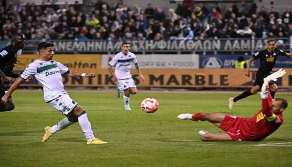 شاهد بالفيديو : ركلة جزاء غريبة تشعل الجدل في دوري السوبر اليوناني.. كيف احتسبها الحكم؟