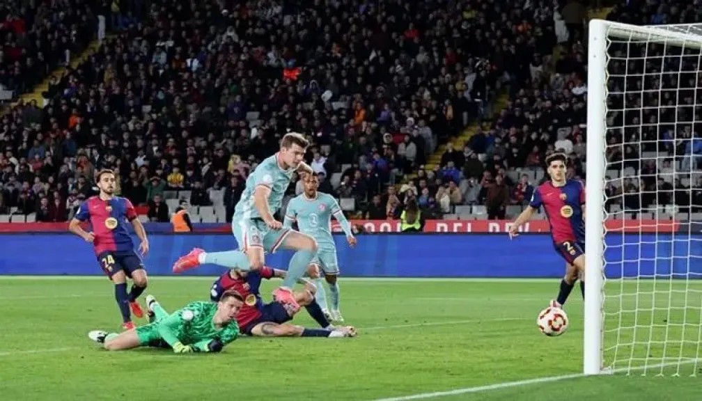 شاهد بالفيديو :برشلونة وأتلتيكو مدريد يتعادلان في قمة مثيرة بنصف نهائي كأس ملك إسبانيا 2025