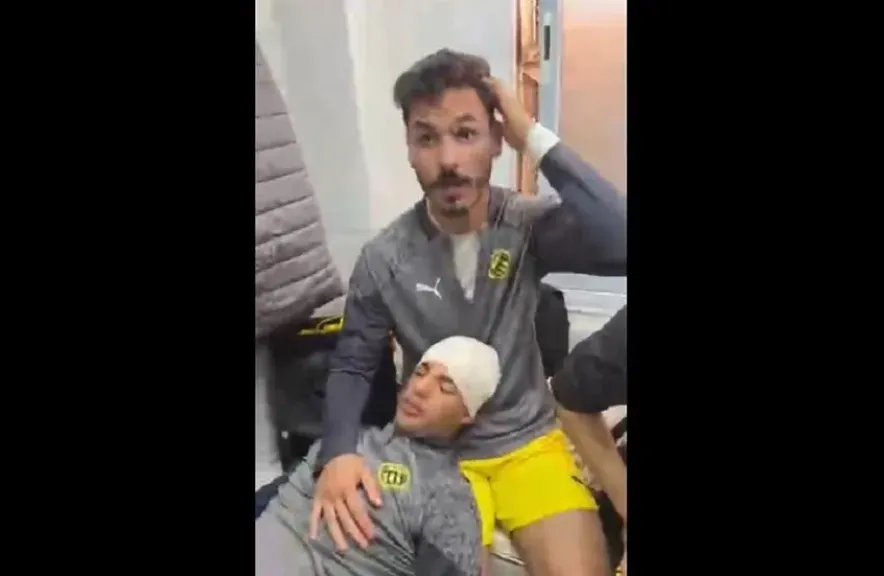 شاهد بالفيديو :  ملعب في الجزائر  يتحول إلى ساحة معركة وإلغاء مباراة مستقبل الرويسات واتحاد الحراش