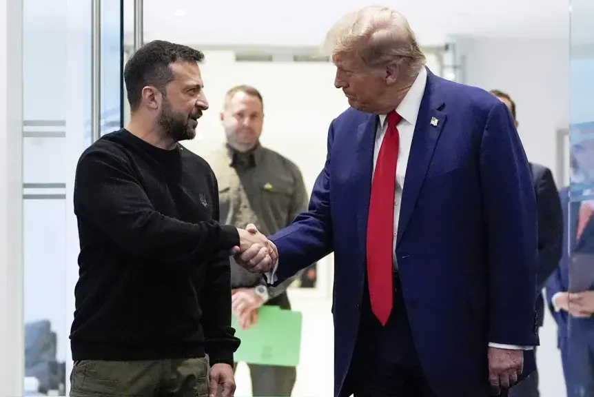 شاهد بالفيديو.. ترامب يسخر من ملابس زيلينسكي خلال استقباله في البيت الأبيض